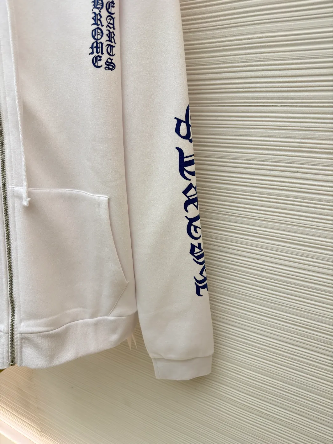 Chrome Hearts1988 limited Sanskrit printed zipper hoodie ●Original version: purchased and developed by 11759 ●Item number: 1681111-B05 ●Fabric: Fleece full size fabric ●Technology: Made with thermoset ink ●Version: Loose version ●Weight: about 710g ●Size: S-M-L-XL ●Description: The fabric is made of fleece 420g pure cotton and printed using a variety of printing techniques, thermoset ink printing. The overall wiring is straight and delicate, the fabric is comfortable and soft, and the color is consistent without color difference. It can be matched with the same style to create a fashionable look and control various occasions. Customized accessories, complete with three standards, same style for men and women!